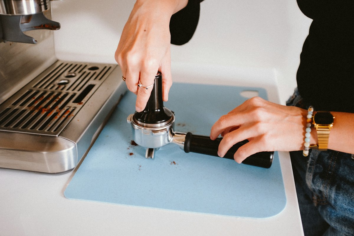 Perfect tamper technique for espresso